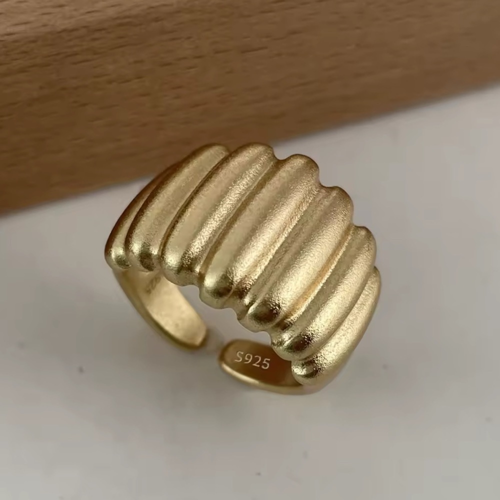 Gold Ribbed Ring